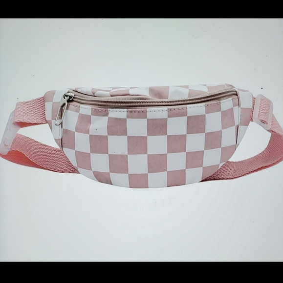Handbags - 🐎 NEW! Pink and White Checkered Fanny Pack